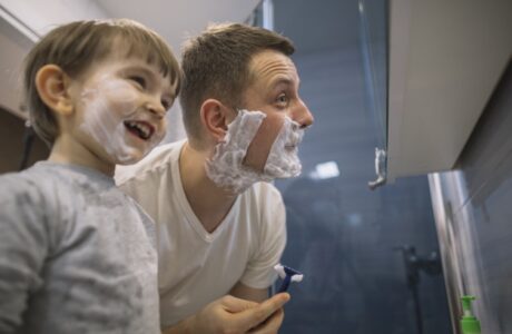 pai-e-filho-barbear-suas-barbas-no-banheiro-23-2148500828