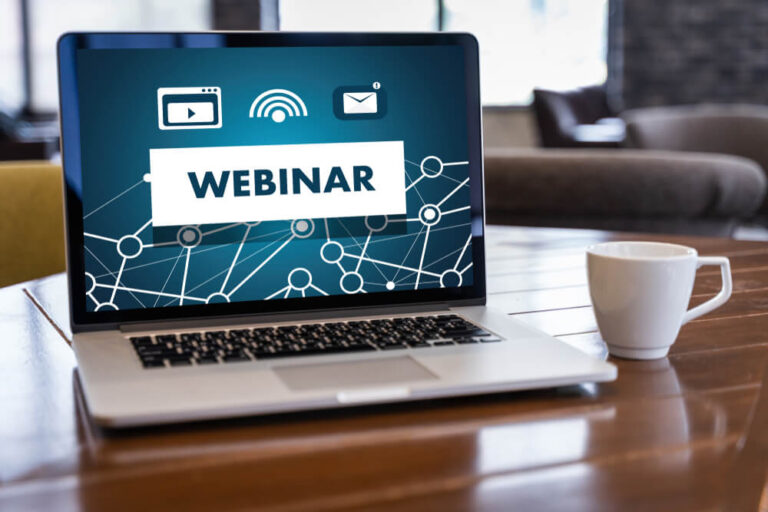 titulo-webinar-em-tela-de-laptop-junto-de-xicara-e