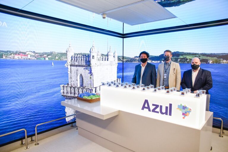 Ao centro, Jason Ward, VP de Pessoas e Clientes da Azul, com Wilson Fukuda Jr, diretor comercial da Samsung, e João Jordão, superintendente da Infraero, na nova loja conceito da Azul em Congonhas (1)
