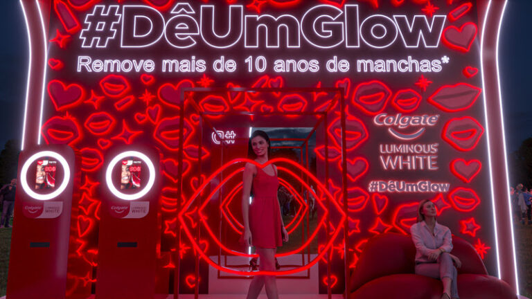 Estande Colgate - Luminous White Glow