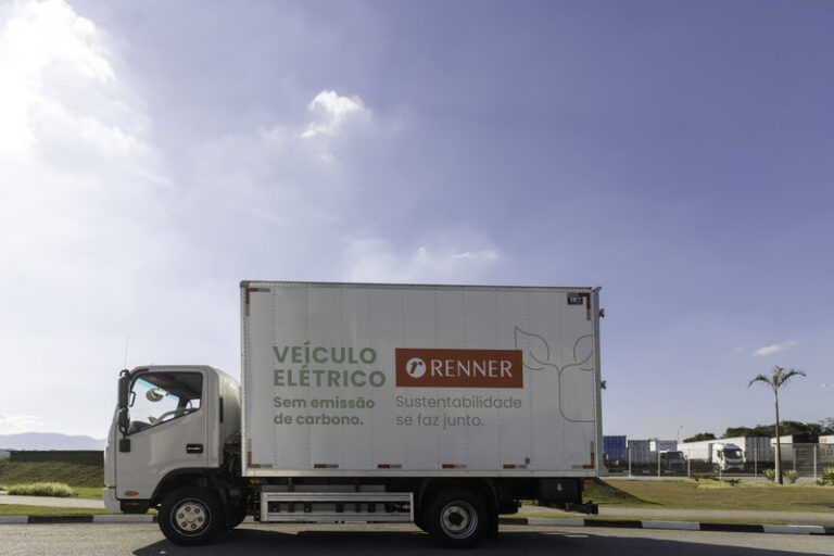 Veículo elétrico no Centro de Distribuição da Renner, em Arujá.