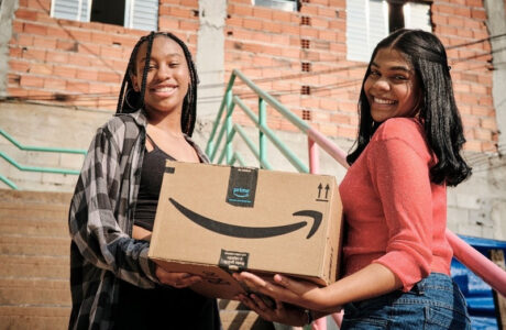 Amazon acelera tempo de entrega de pacotes para clientes em favelas e comunidades brasileiras