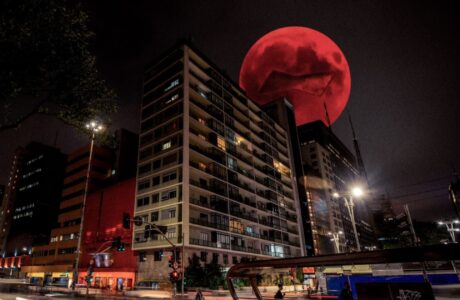 Noite premiada! Budweiser sobe Super Lua vermelha inspirada no The Weeknd no céu de São Paulo e distribui ingressos para turnê do artista