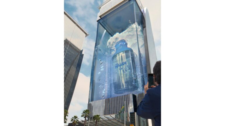 Ação da Natura transforma edifício envidraçado em um grande oceano no centro de São Paulo