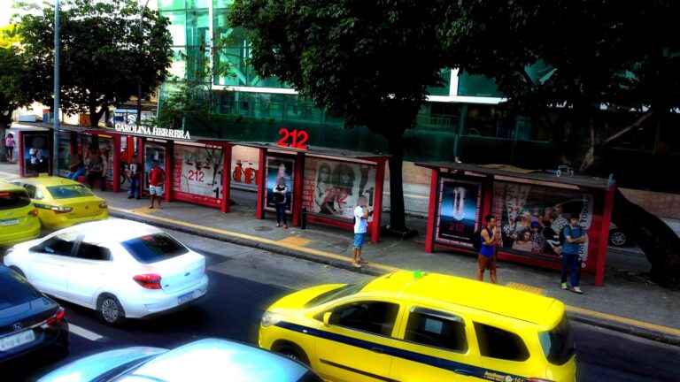 Carolina Herrera invade as ruas cariocas em ação no OOH com foco no público jovem (1) (1)