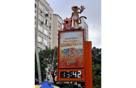 Cheetos promove ação em relógios de SP e RJ