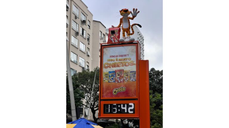 Cheetos promove ação em relógios de SP e RJ