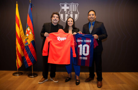 Da esquerda para direita Juli Guiu, vice-presidente de Marketing do FC Barcelona; Astrid Mirkin, Chief Marketing Officer do Rappi na América Latina; e Kartik Gandhi, Chief Marketing Officer do Rappi