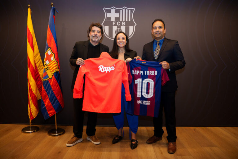 Da esquerda para direita Juli Guiu, vice-presidente de Marketing do FC Barcelona; Astrid Mirkin, Chief Marketing Officer do Rappi na América Latina; e Kartik Gandhi, Chief Marketing Officer do Rappi
