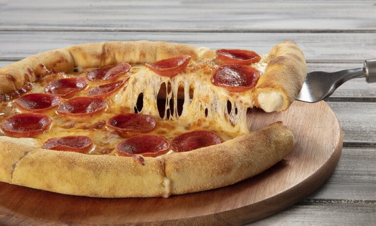 Domino’s lança borda recheada em parceria com a Catupiry(R) Original (1)
