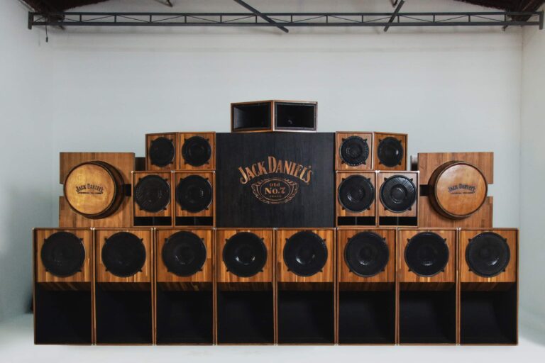 Jack Daniel's lança paredão de som inspirado em barris de whiskey na ocupação Iboru, do Marcelo D2