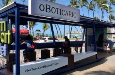 O Boticário promove Quasar Vision em mobiliário urbano de Maceió