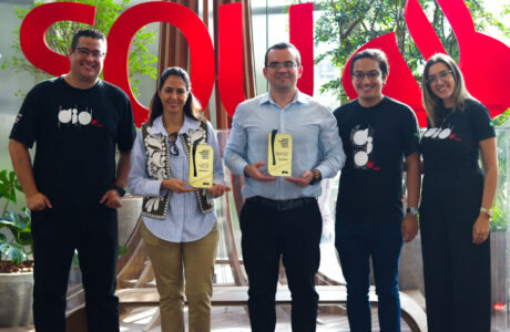 Santander recebe prêmio da DIO por oferecer bolsas de estudo na área de tecnologia