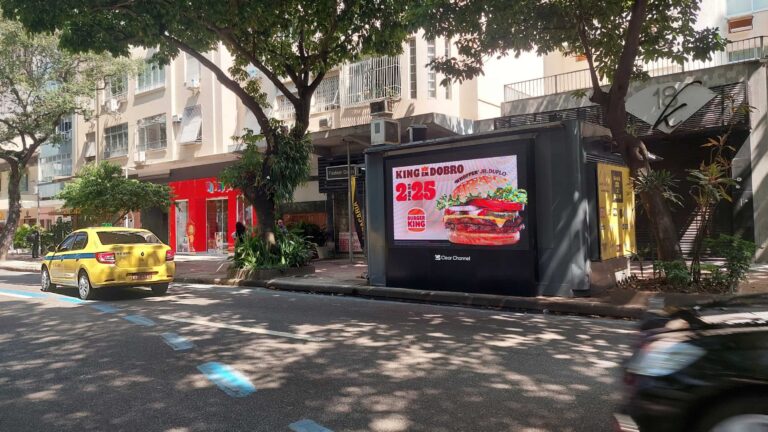Clear Channel e Streetwise criam ação disruptiva de OOH para campanha King em Dobro, do Burger King, no RJ