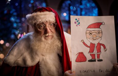 Nova campanha da Serasa Experian “autentica” a identidade do Papai Noel para conscientizar sobre fraudes