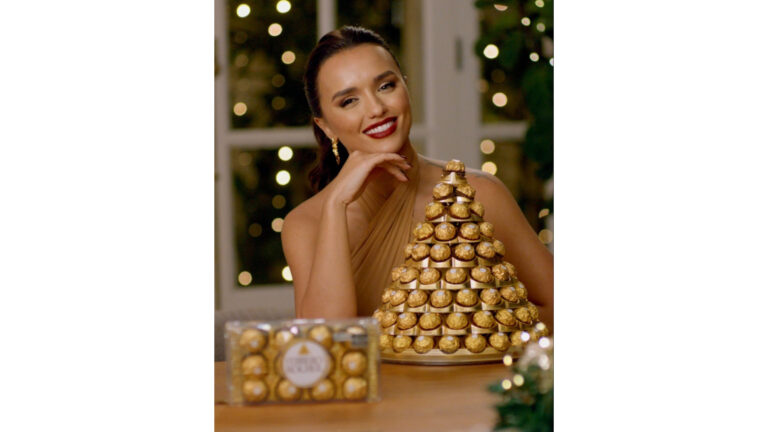Rafa Kalimann se une à Ferrero Rocher para deixar o Natal mais dourado