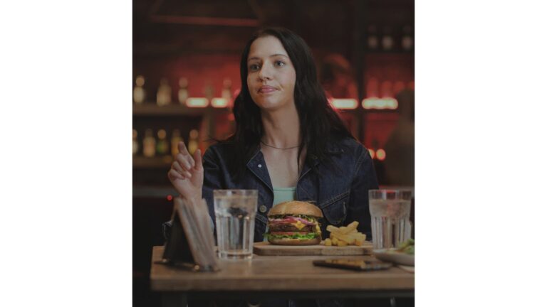 Heinz lança campanha global em homenagem a fãs que aguardam a chegada do Ketchup da marca para começar a comer