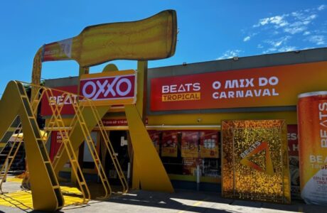 OXXO e Beats antecipam Carnaval e transformam loja exclusiva para receber o novo mix do carnaval Beats Tropical
