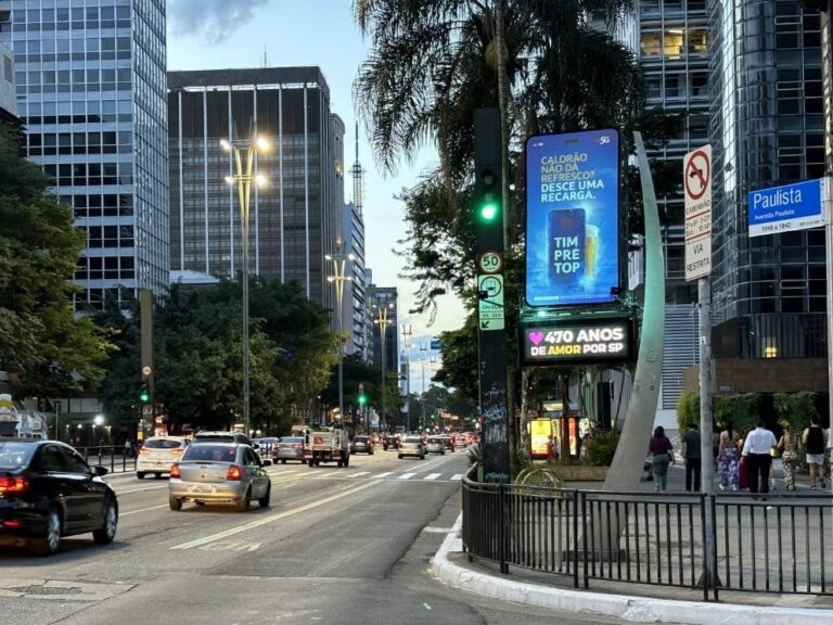 Relógio de rua vira freezer de cervejas em campanha de TIM e AMBEV