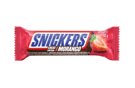 SNICKERS apresenta novo sabor Morango e traz de volta as versões