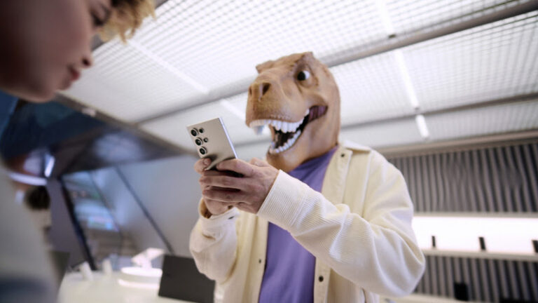 Tiranossauro Rex é a estrela de nova campanha da Vivo com Samsung