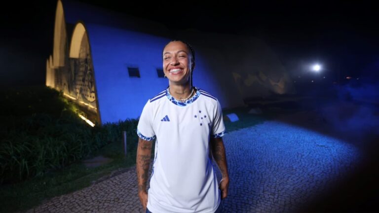 Adidas e Cruzeiro apresentam a camisa para temporada 2024