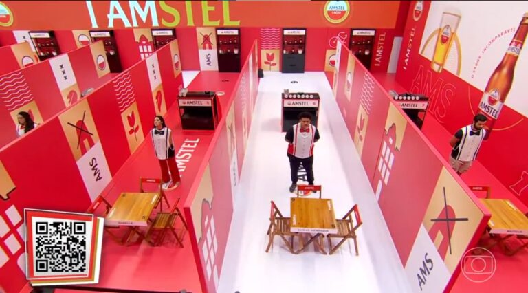 Na reta final do Big Brother Brasil 24, participantes simulam serem garçons em prova do líder de Amstel