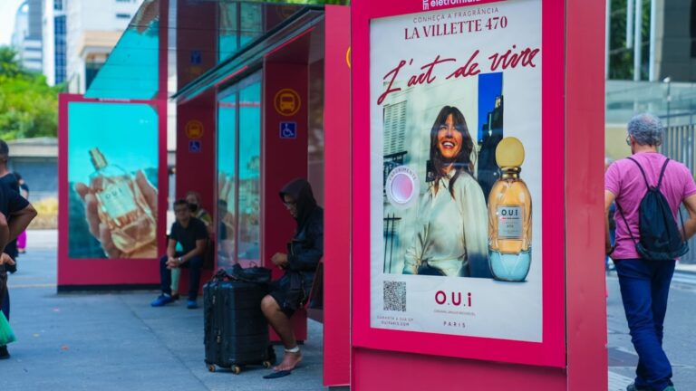 Nova campanha de O.U.i Paris perfuma a Avenida Paulista e aeroportos de São Paulo com OOH