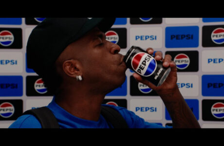 PEPSI BLACK recria entrevista viral de Vini JR. em nova campanha