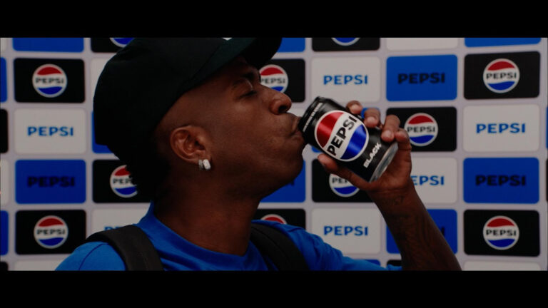 PEPSI BLACK recria entrevista viral de Vini JR. em nova campanha