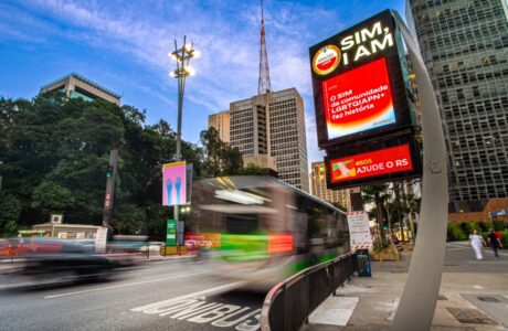 Amstel celebra momentos históricos da comunidade LGBTQIAPN+ em relógios espalhados pela cidade de São Paulo