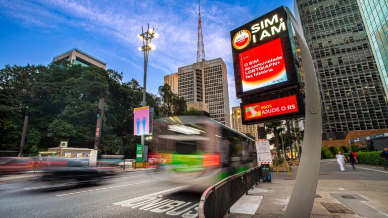 Amstel celebra momentos históricos da comunidade LGBTQIAPN+ em relógios espalhados pela cidade de São Paulo