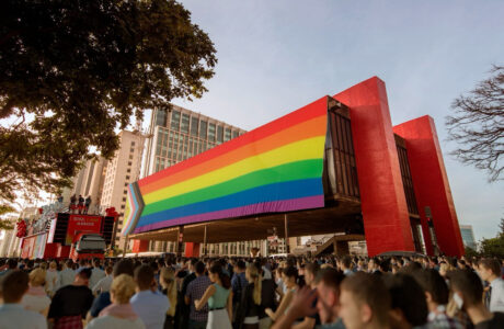 Fachada do MASP transformada com a bandeira LGBT+