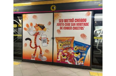 CHEETOS® envelopa estação Paulista da Linha 4-amarela com campanha ‘Dedos de CHEETOS