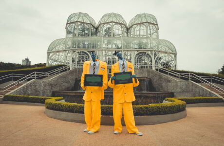 Encolhidos visitando o Jardim Botânico, em Curitiba (PR)