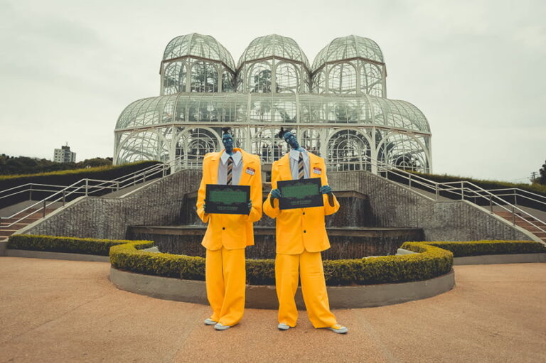 Encolhidos visitando o Jardim Botânico, em Curitiba (PR)