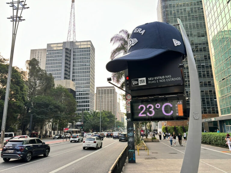 New Era comemora Jogo da NFL no Brasil com boné gigante na Paulista