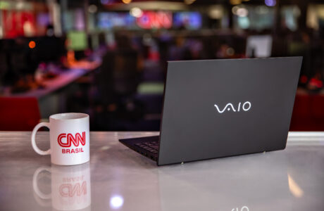 Positivo Tecnologia firma parceria com CNN Brasil para uso de produtos VAIO na emissora