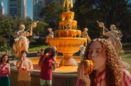 No Méqui, tá liberado mergulhar na Piscininha de Cheddar!