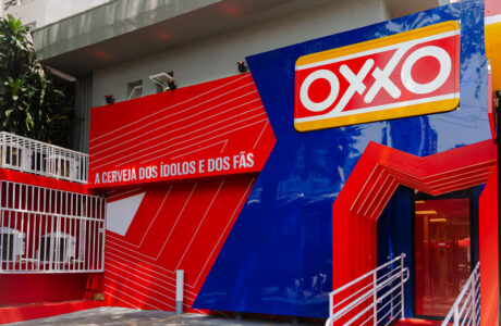 OXXO e Budweiser lançam “loja emblemática” inspirada nos grandes shows musicais de outubro