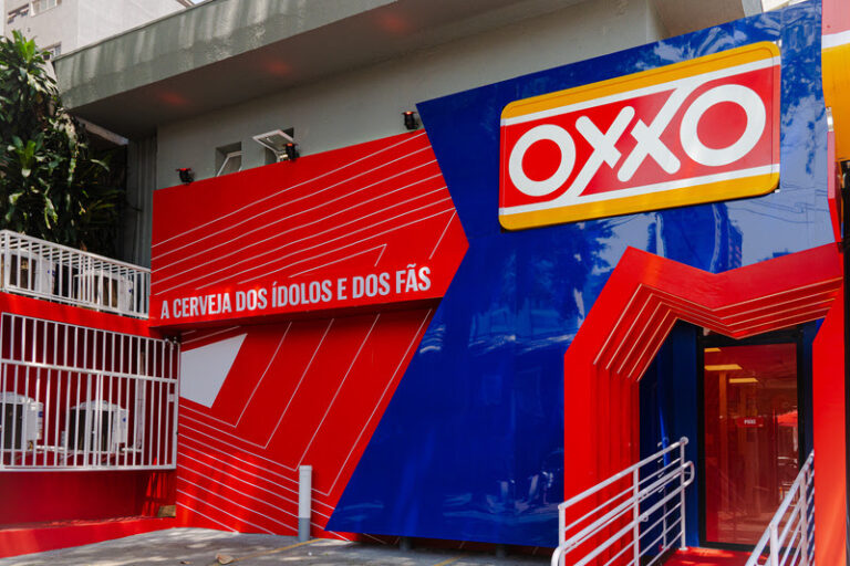 OXXO e Budweiser lançam “loja emblemática” inspirada nos grandes shows musicais de outubro