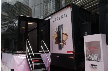 Mary Kay leva caminhão rosa interativo para a Avenida Paulista