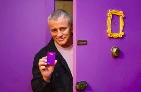 Matt LeBlanc estreia campanha do Nubank