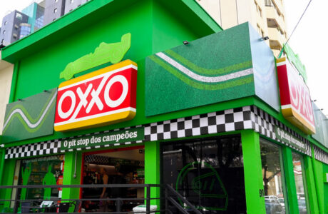 OXXO e Heineken® se unem para lançar loja emblemática dedicada aos fãs de automobilismo