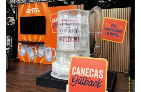 Outback leva escultura de gelo de 3 metros de altura para a Avenida Paulista em homenagem à famosa caneca congelada