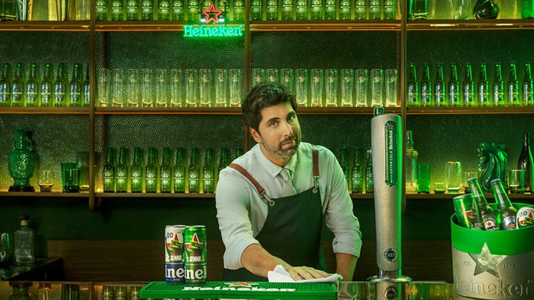 HEINEKEN TRANSFORMA ANÚNCIO EM “BAR DIGITAL” PARA BRINDE À MINISSÉRIE SENNA, DA NETFLIX (1)