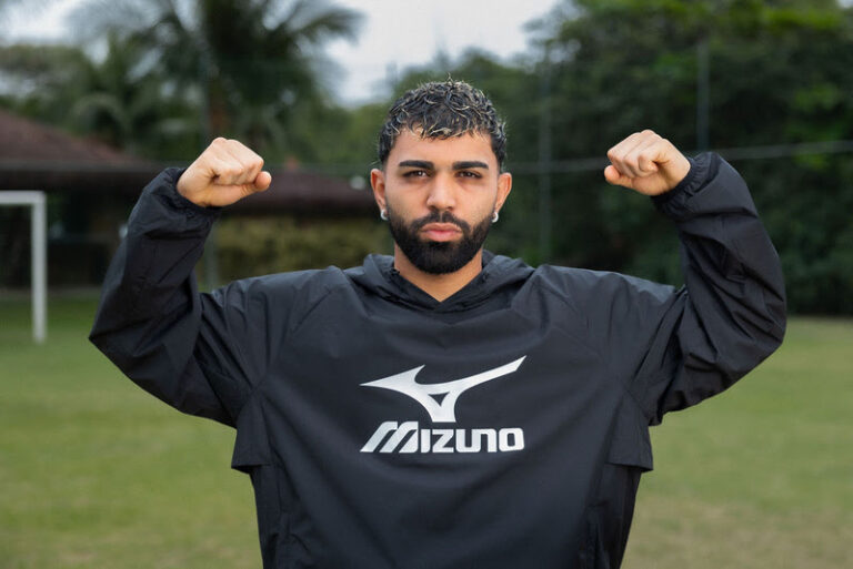 Mizuno celebra jornada de Gabigol no Flamengo com chuteira personalizada