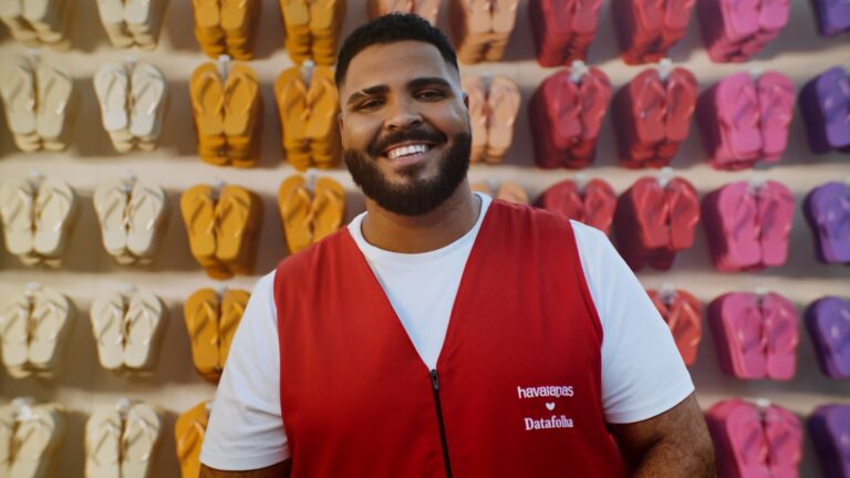 Paulo Vieira comprova de maneira divertida o papel indispensável de Havaianas na rotina dos brasileiros