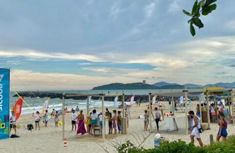 Sicoob participa de ações do Conexão Verão em praias de SC