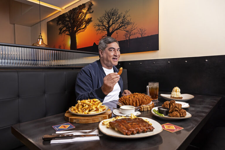 Zeca Camargo estrela nova campanha Passaporte Outback